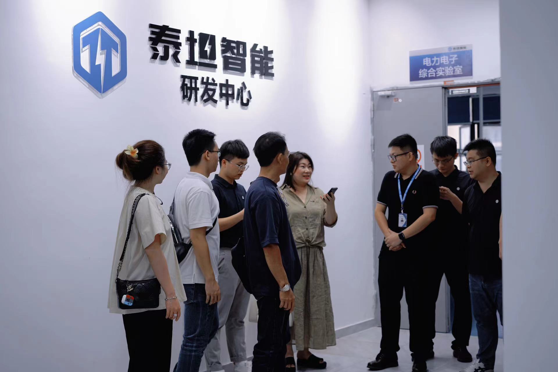 越南客戶到訪，泰坦智能熱情接待參觀考察團(tuán)